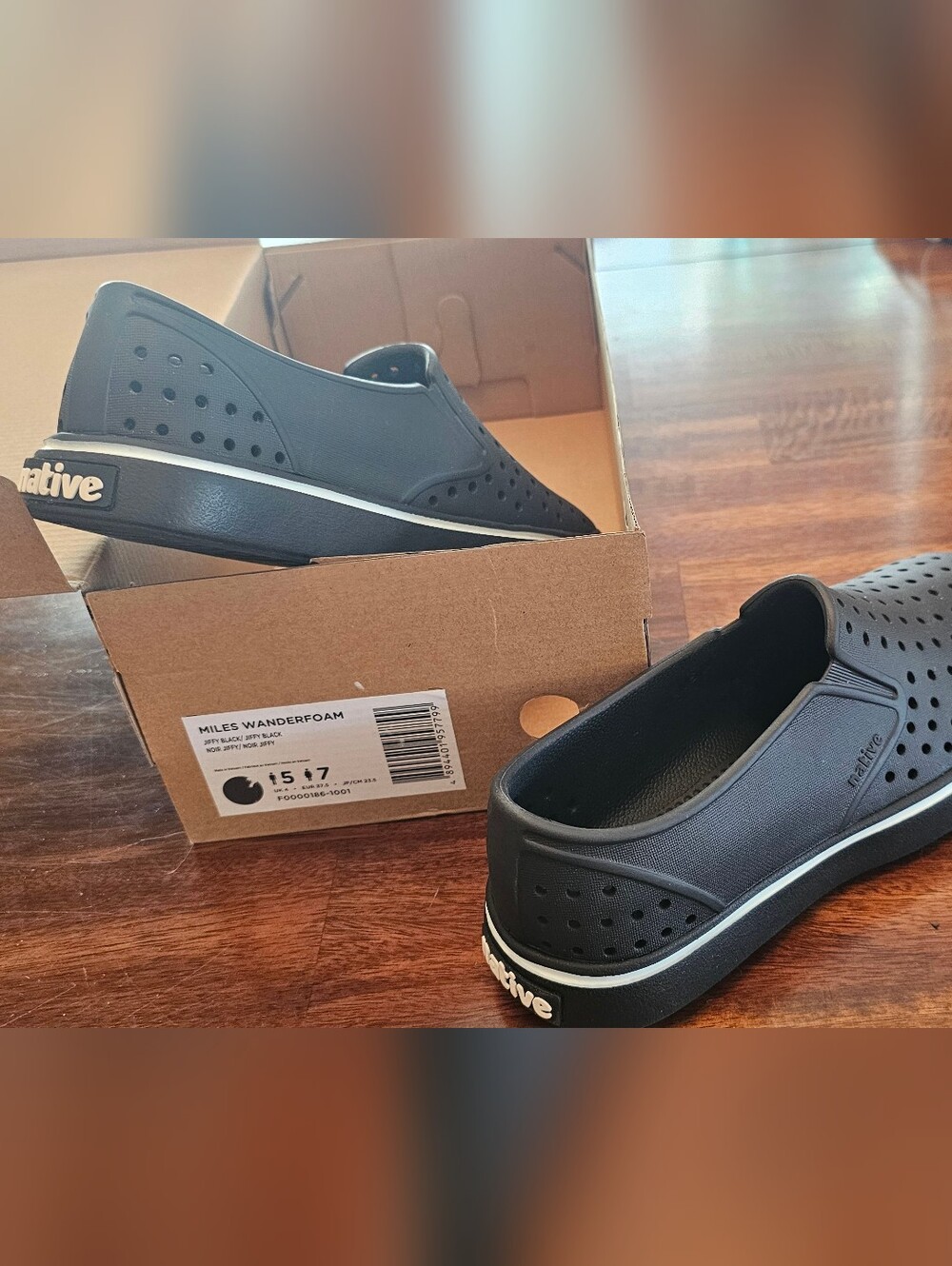 Native Unisex Slip-on Loafer Shoes Men's Size 5 Women's Size 7 **New